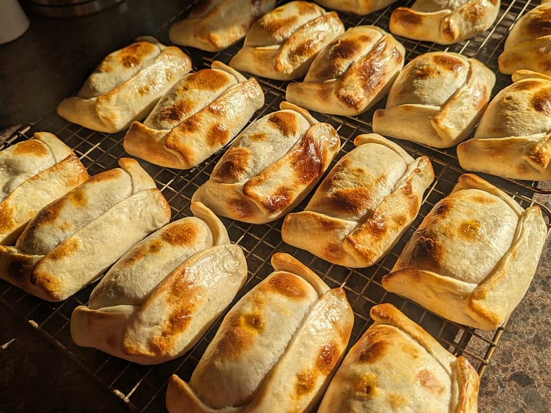 Empanada de pino y panes chilenos